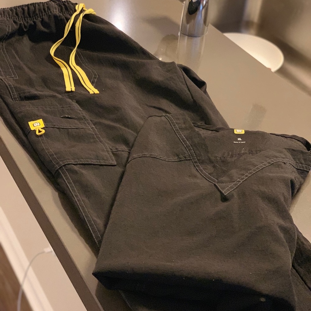 Wonder wink 😉 black scrubs large